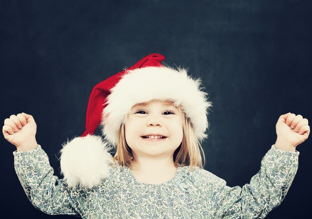 Muchacha del niño pequeño que se divierte. Retrato de Navidad sobre fondo con espacio de copia