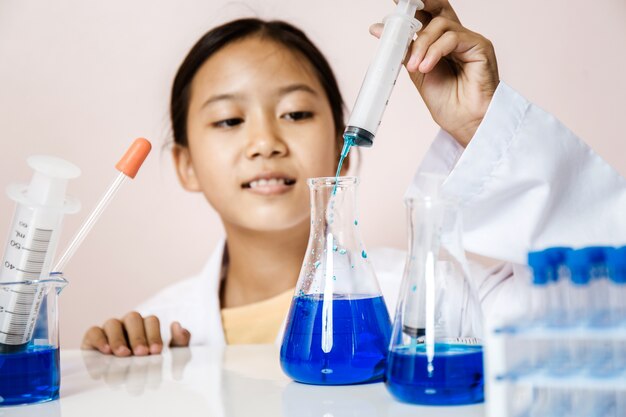 Muchacha del niño que juega como educación de la biotecnología de la ciencia