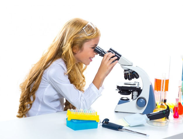 Muchacha de los niños del estudiante en laboratorio químico del niño