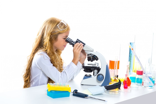 Muchacha de los niños del estudiante en laboratorio químico del niño