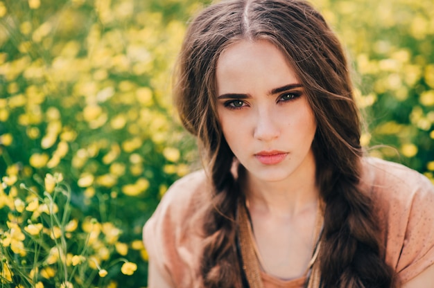 Muchacha romántica del hippie que se coloca en un campo. Verano. Estilo hippie.