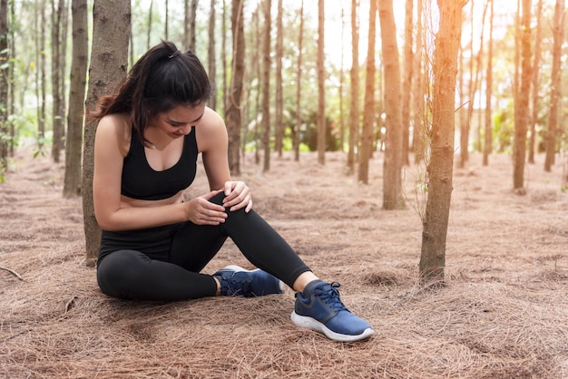 La muchacha tiene lesión del accidente del deporte en bosque en al aire libre