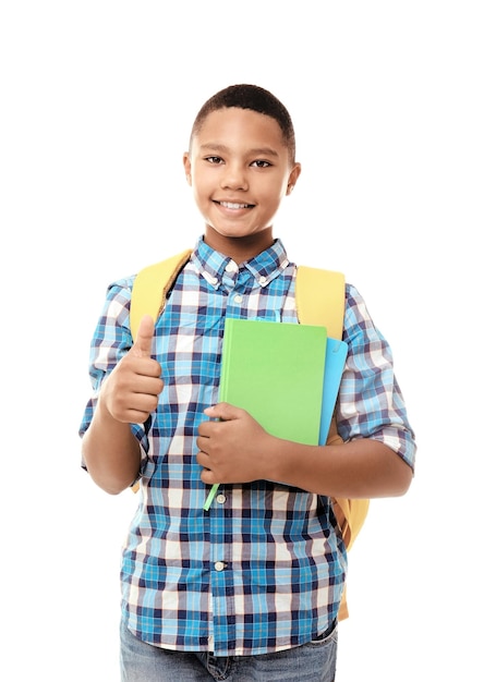 Foto muchacho adolescente alegre sosteniendo cuadernos sobre fondo blanco.