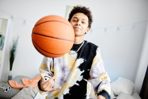 Muchacho adolescente con baloncesto