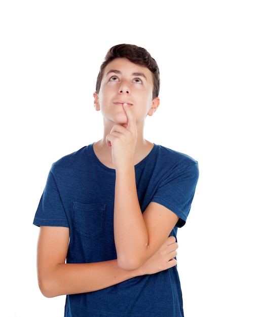 Muchacho adolescente con camiseta azul casual aislado