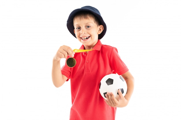 Foto muchacho adolescente caucásico ganador de la competición de fútbol, imagen aislada