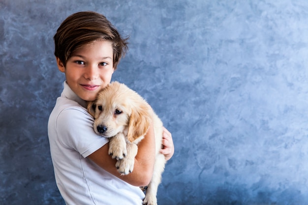 Foto muchacho adolescente con golden retriever