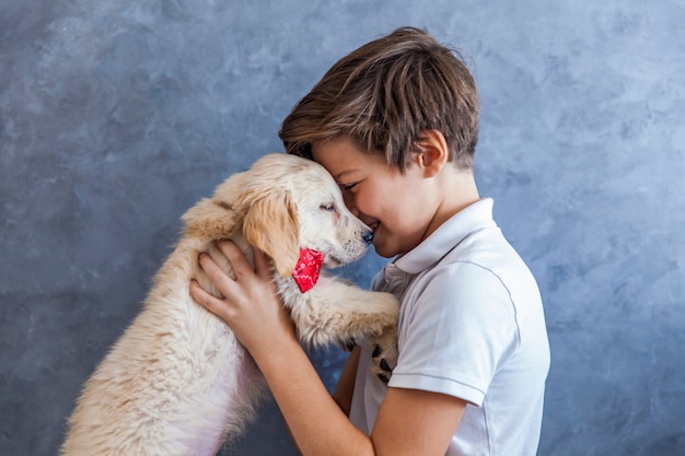 Muchacho adolescente con golden retriever