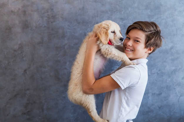 Foto muchacho adolescente con golden retriever