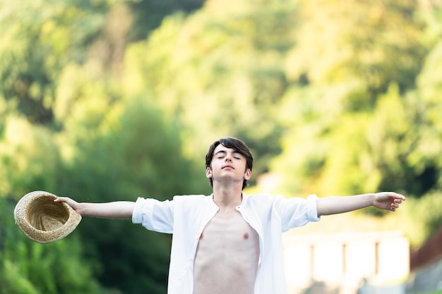 Muchacho adolescente respirando en la naturaleza