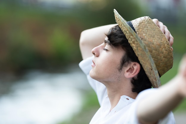 Muchacho adolescente respirando profundamente en la naturaleza