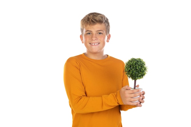 Muchacho adolescente rubio con camiseta amarilla