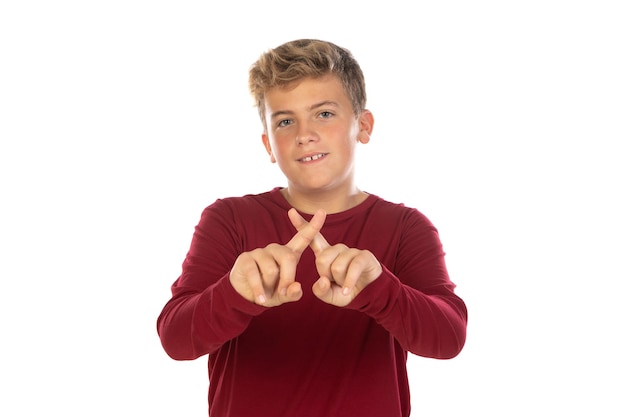 Muchacho adolescente rubio con camiseta roja