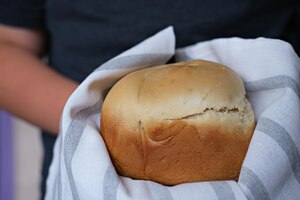 Foto muchacho adolescente sosteniendo pan recién horneado