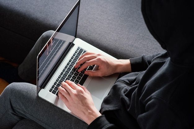 Foto muchacho adolescente usando laptop cerrar