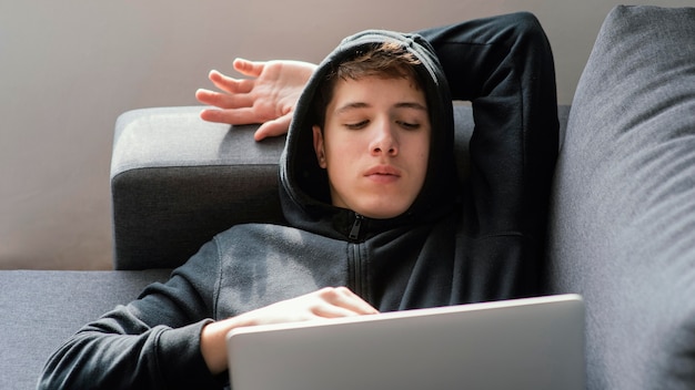 Foto muchacho adolescente usando laptop