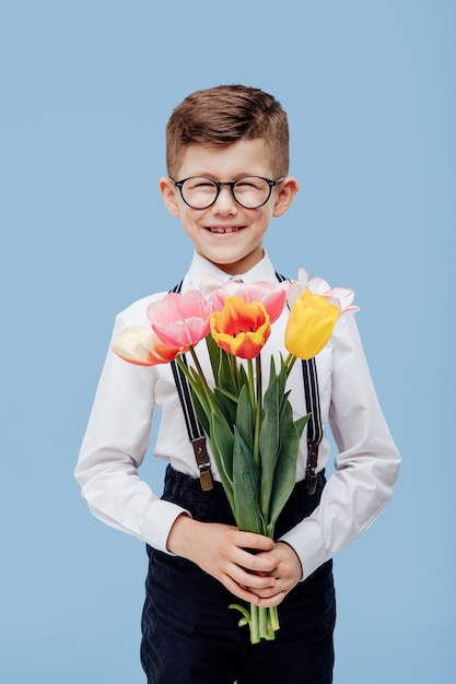 Muchacho alegre con ramo de flores