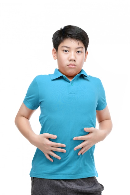 Un muchacho asiático con una camisa azul está haciendo un gesto.