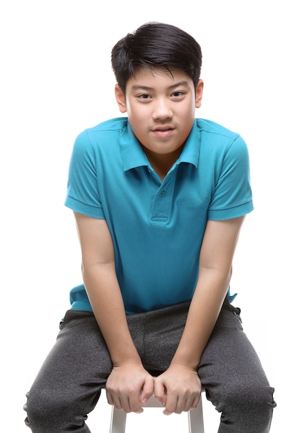 Un muchacho asiático con una camisa azul está haciendo un gesto.