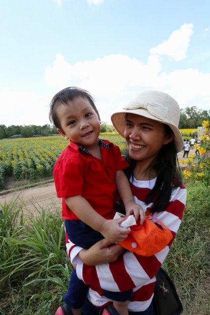 El muchacho asiático está feliz de poder vivir con su madre.