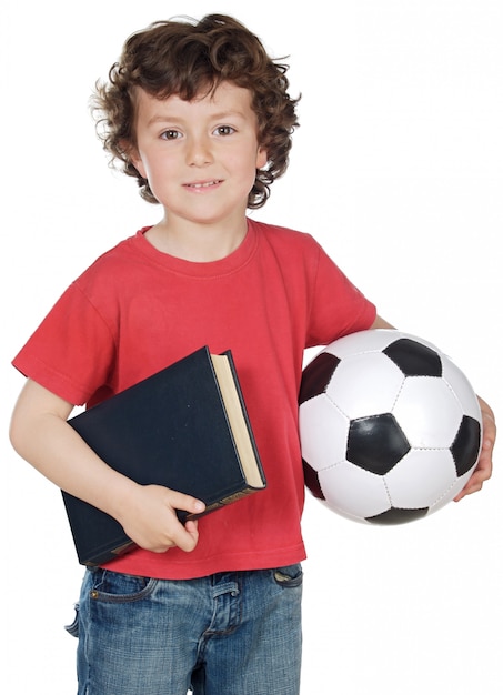 Muchacho con la bola y el libro aislados en blanco