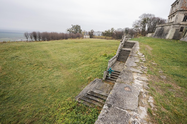 Muchacho caminando en las escaleras visita Castillo Pidhirtsi Lviv región Ucrania