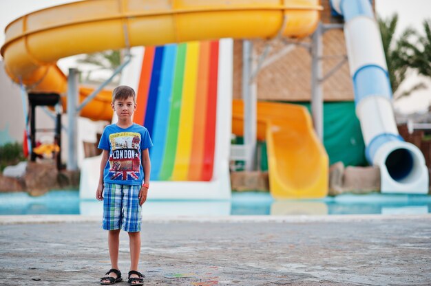El muchacho divertido se opone al parque acuático de las diapositivas del complejo egipcio.