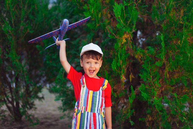 Muchacho emocional con avión en sus manos