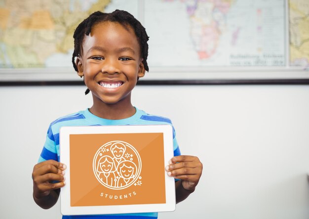 Muchacho feliz que sostiene una tableta con el icono de la educación en la pantalla