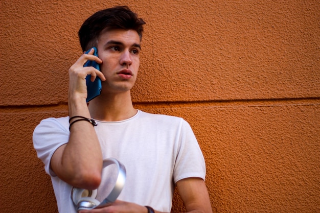 Muchacho hablando por teléfono en la calle