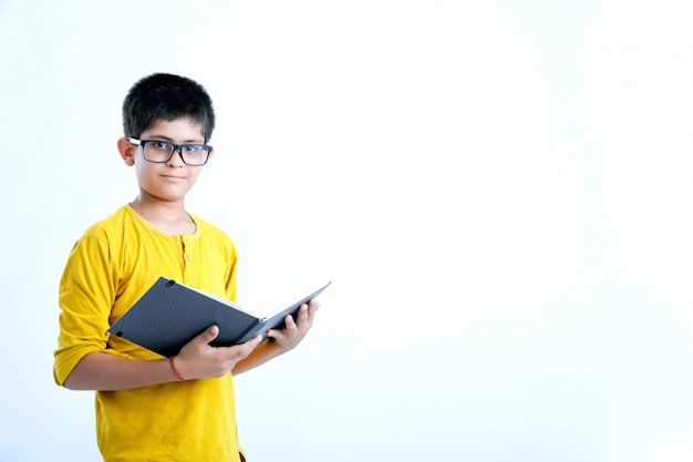 Muchacho lindo indio joven con el cuaderno