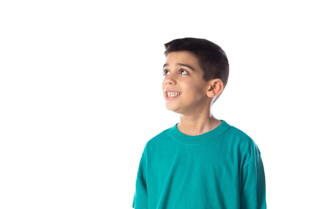 Muchacho oscuro con camiseta verde aislado sobre un fondo blanco.