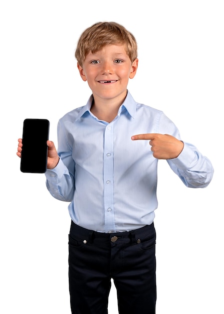 Muchacho sonriente apuntando al smartphone en la mano aislado sobre fondo blanco.