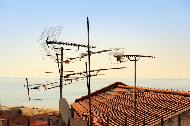 Muchas antenas y satélites en el techo, Portugal