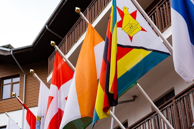 Muchas banderas de diferentes estados ondeando en la fachada del edificio