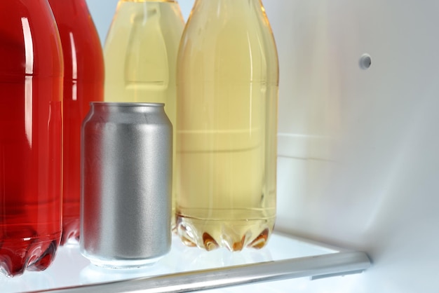 Muchas bebidas frías diferentes en primer plano en el refrigerador