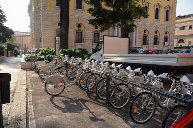 Muchas bicicletas alquiladas por turistas y habitantes están en filas en la acera de la ciudad vieja