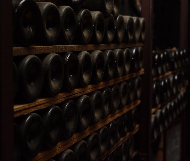 Muchas botellas guardadas en la bodega al anochecer.