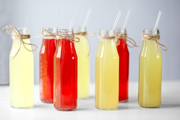 Muchas botellas de limonada con pajitas Concepto de bebidas bar de verano descanso comida saludable