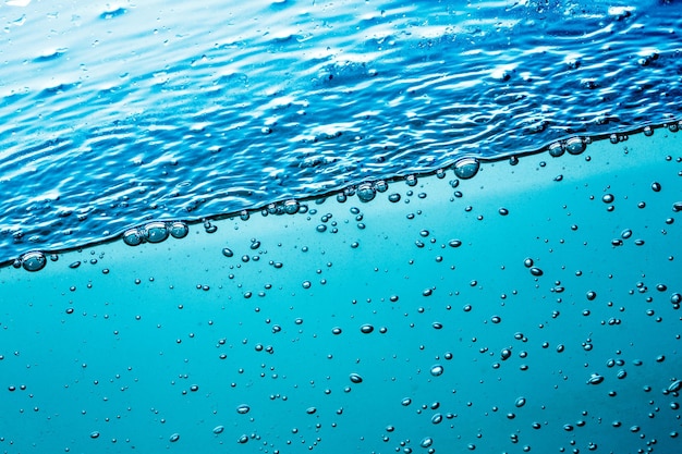 Foto muchas burbujas en el agua se cierran, onda de agua abstracta con burbujas