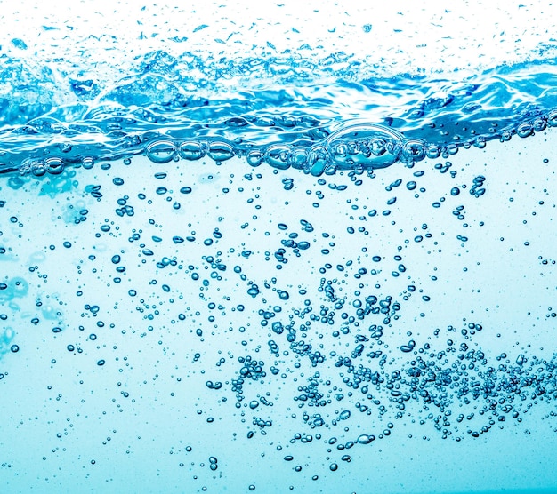 Foto muchas burbujas en el agua se cierran, onda de agua abstracta con burbujas