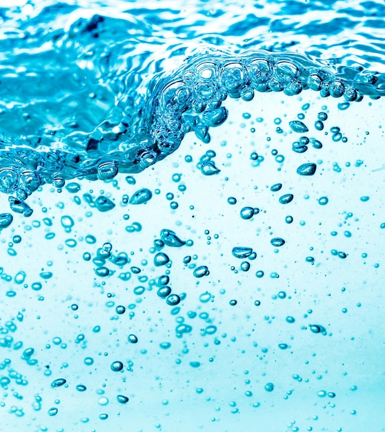 Foto muchas burbujas en el agua se cierran, onda de agua abstracta con burbujas