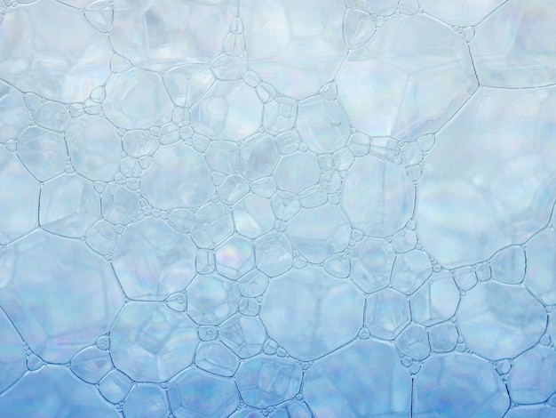 Muchas burbujas de jabón de espuma de textura azul en el fondo abstracto de agua