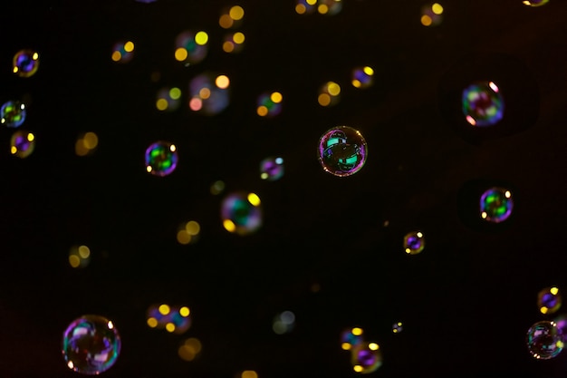 Muchas burbujas de jabón sobre un fondo oscuro