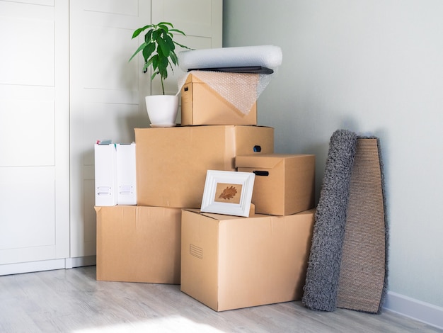 Muchas cajas están en una habitación vacía, preparándose para moverse.