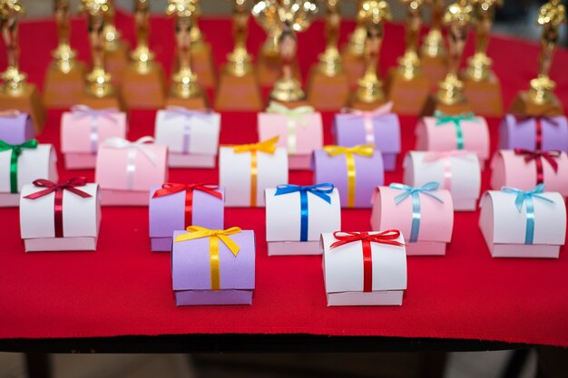 Foto muchas cajas de regalo pequeñas para concursos de cumpleaños.