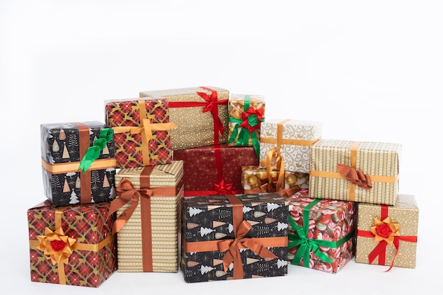 Muchas cajas de regalos coloridas se encuentran en un fondo blanco aislado atmósfera navideña