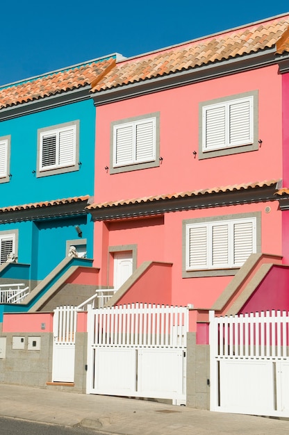 Muchas casas de colores en la ciudad.