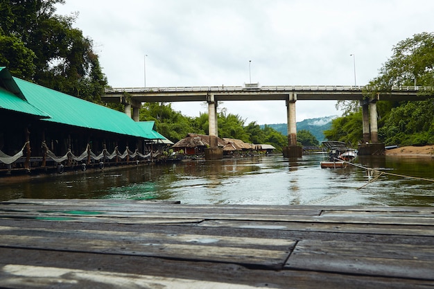 Muchas casas de madera flotando en el río