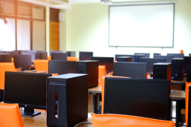 Foto muchas computadoras en la sala de informática